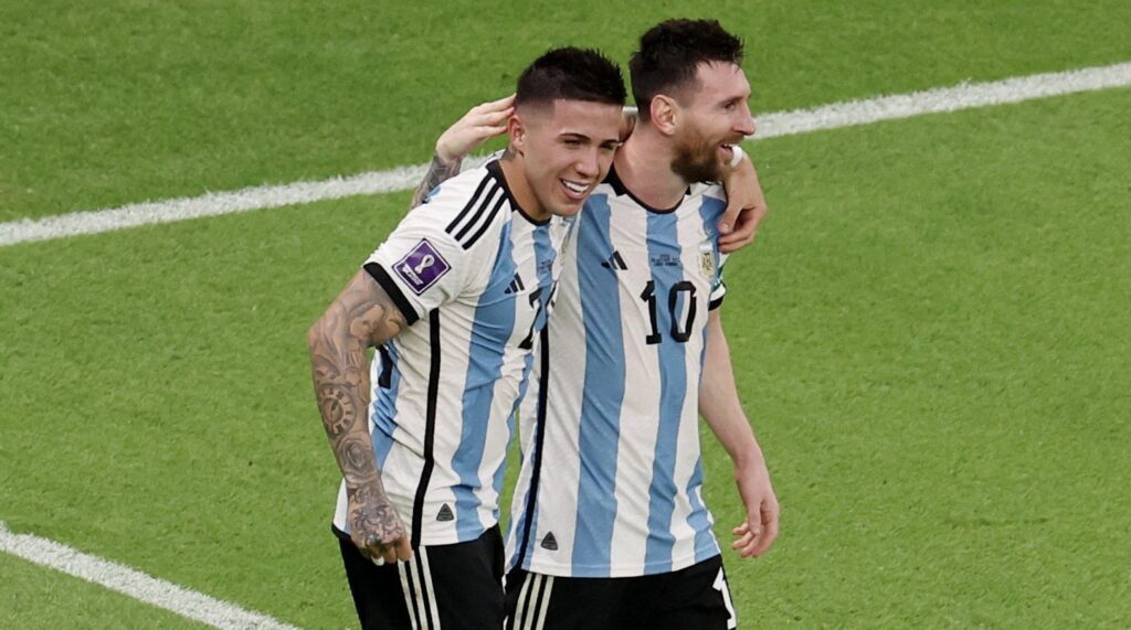 Lee más sobre el artículo Imperdible: de Messi y el Kun para Enzo Fernández